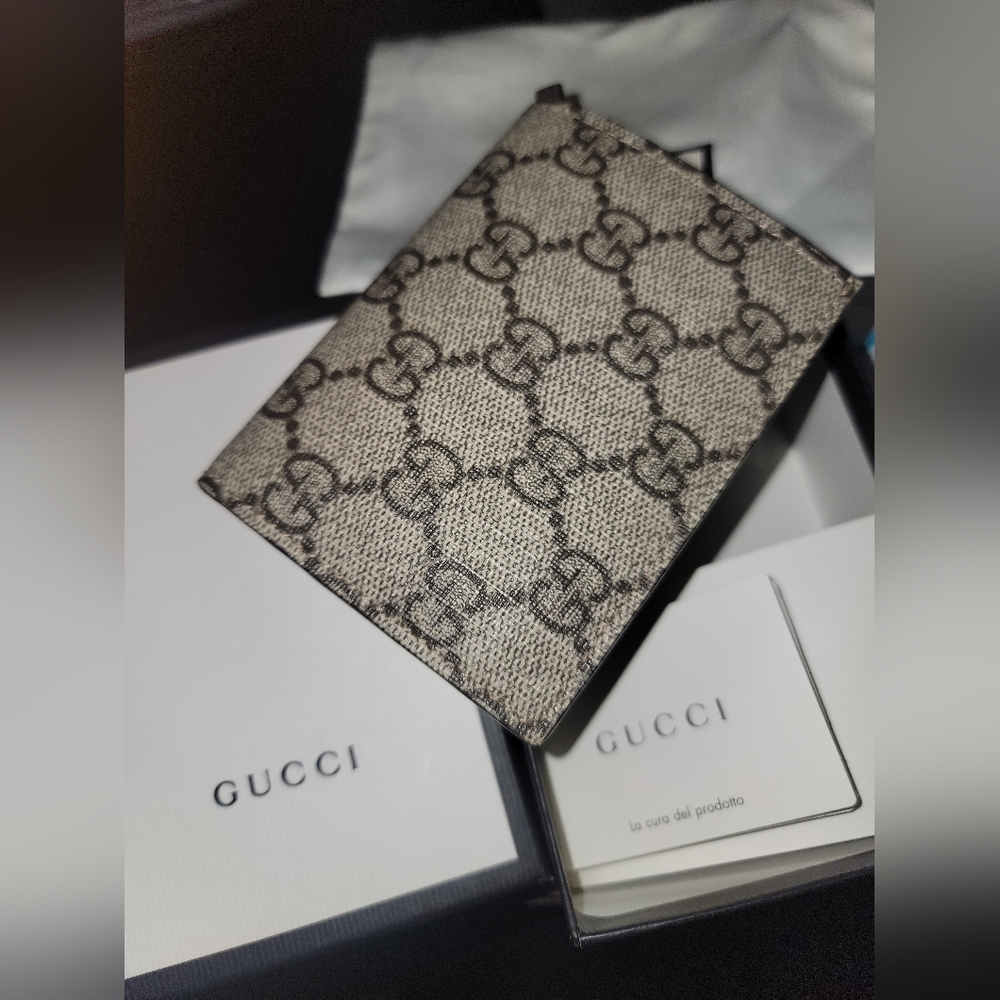 Authentic* Gucci GG Supreme Card Case